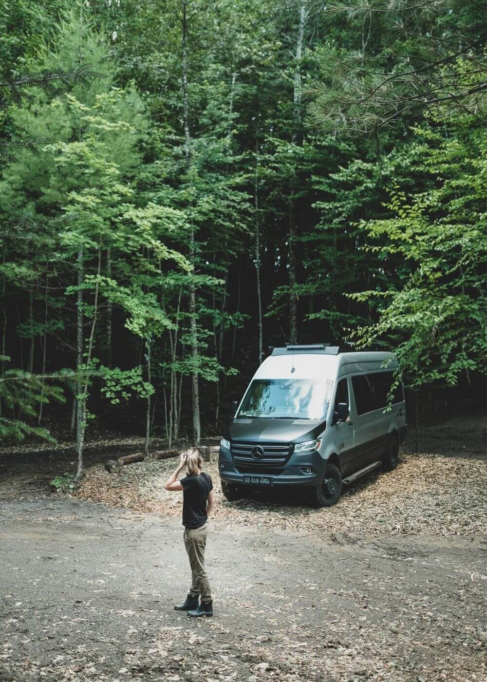 karolina-krupa-camp-de-base-terrain Femme avec Sprinter van