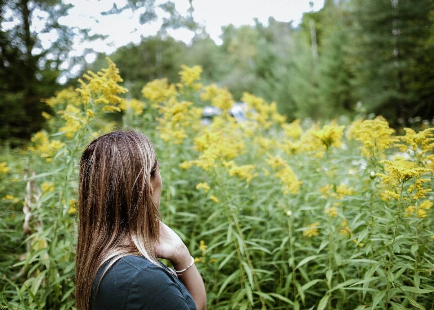 Femme dans l'herbe