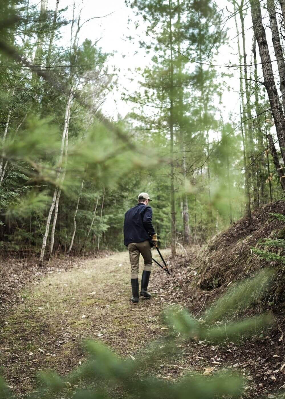 campdebase-terrain-bolton-est Homme en forêt