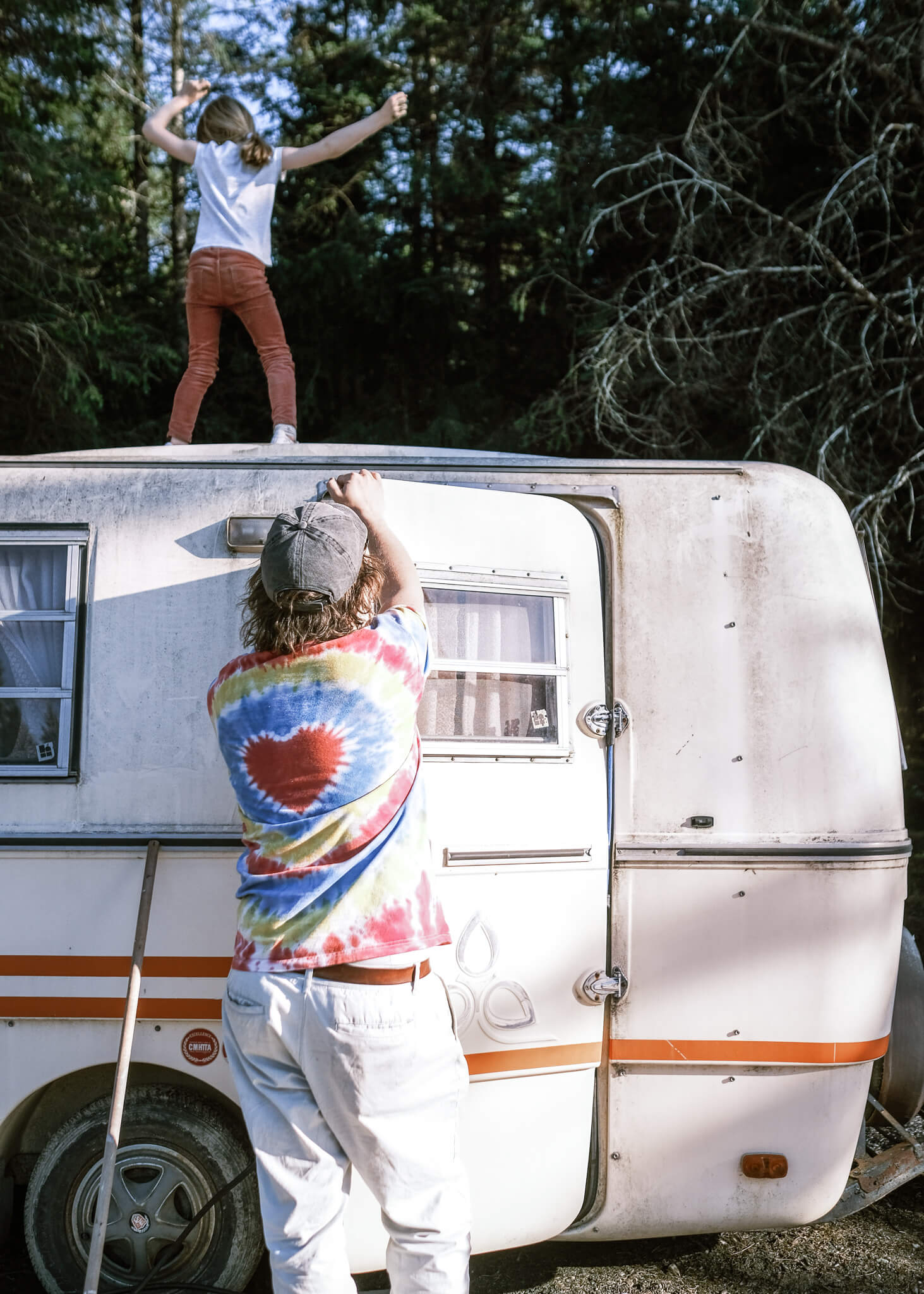 pilou-enfant-camp-de-base-saint-adrien Papa avec sa fille et une van