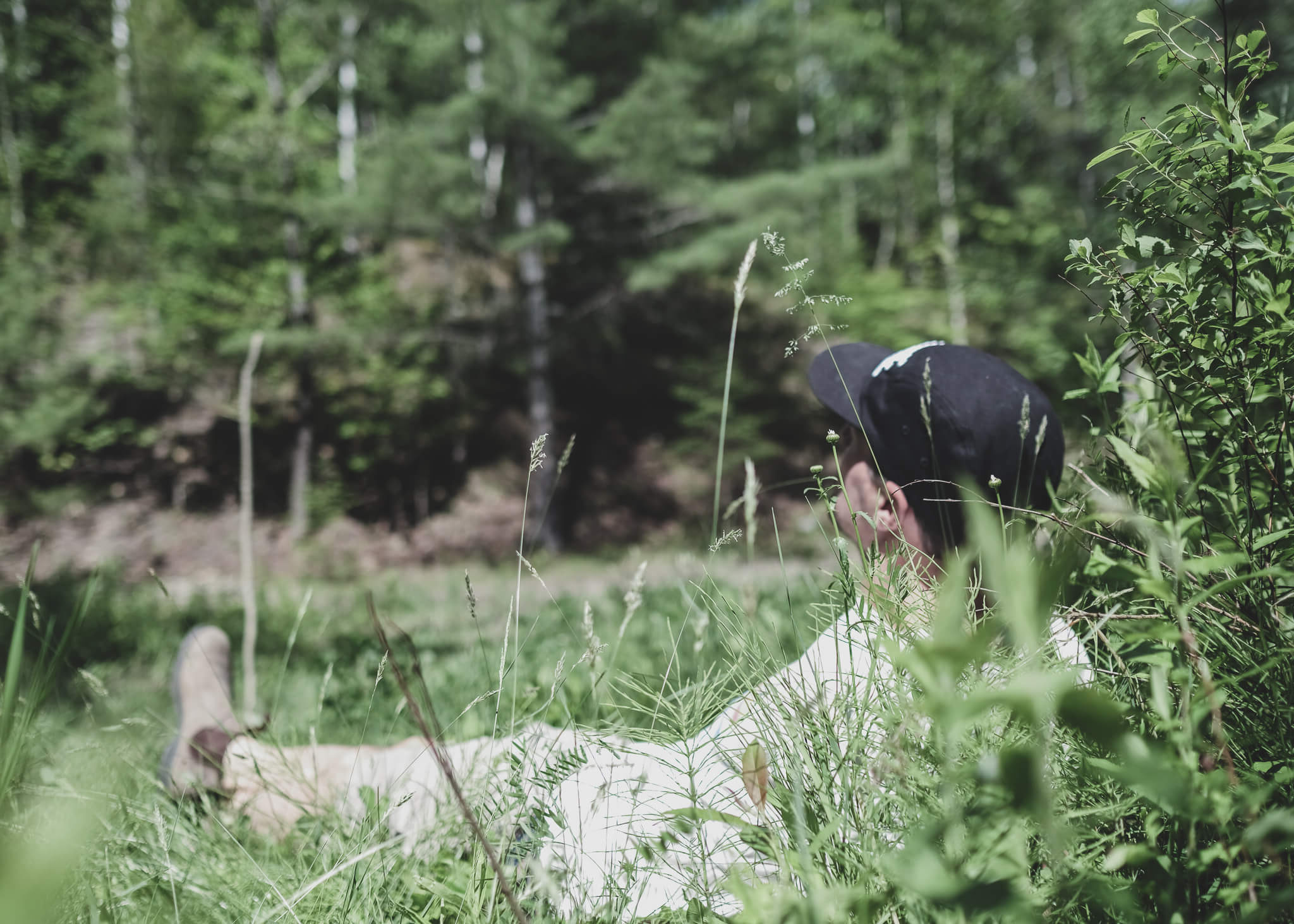 homme dans l'herbe