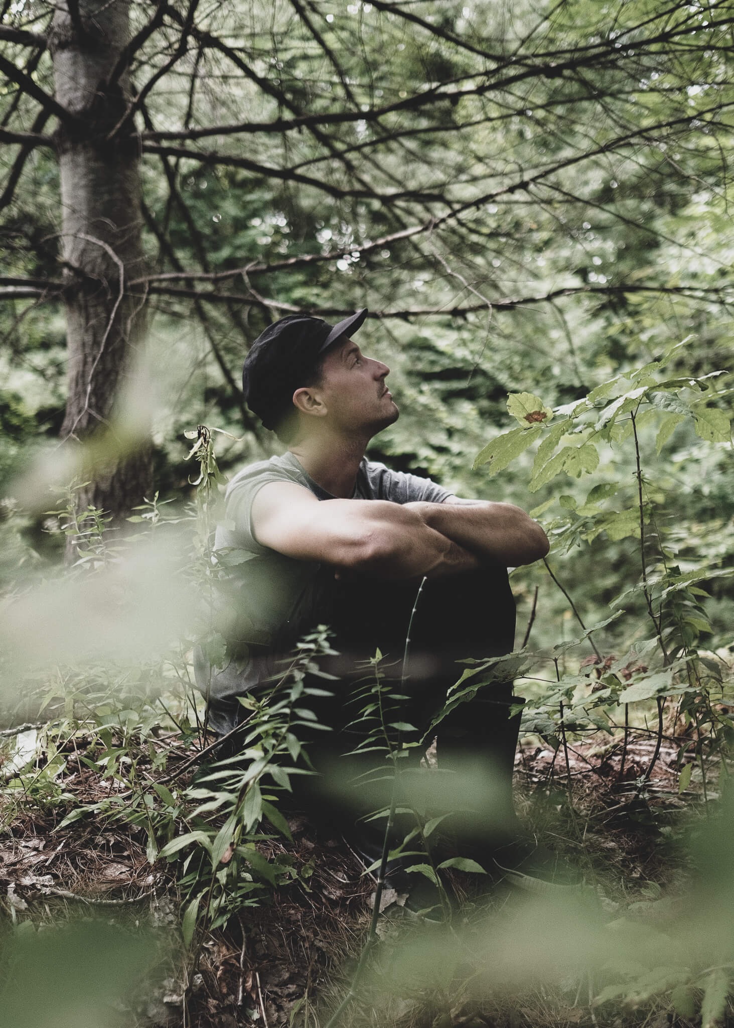 CampDeBase homme assis dans l'herbe