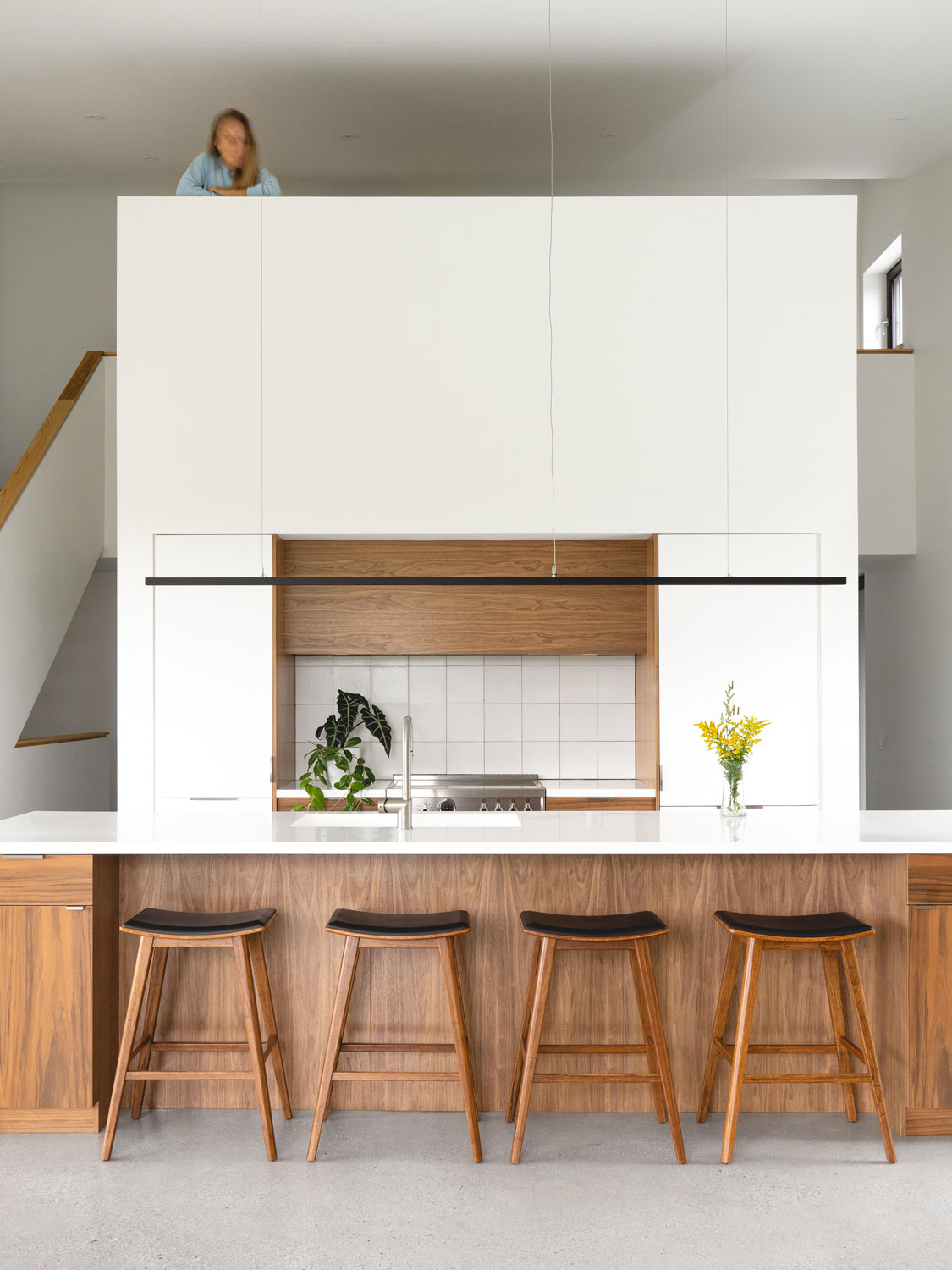 Maison-Saltbox-campdebase Femme dans cuisine - Maison passive Saltbox