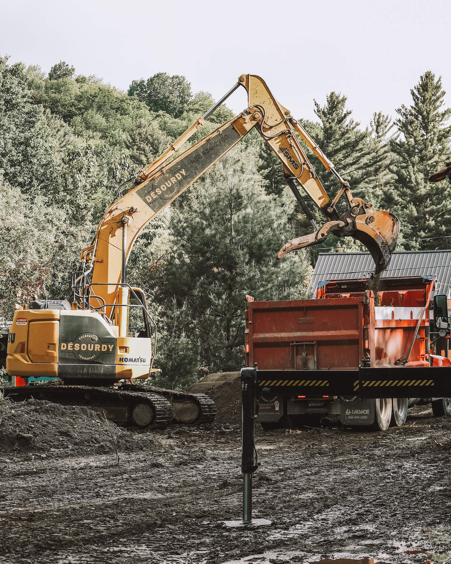 Ecoflo x Camp de base Grues et camion chantier construction