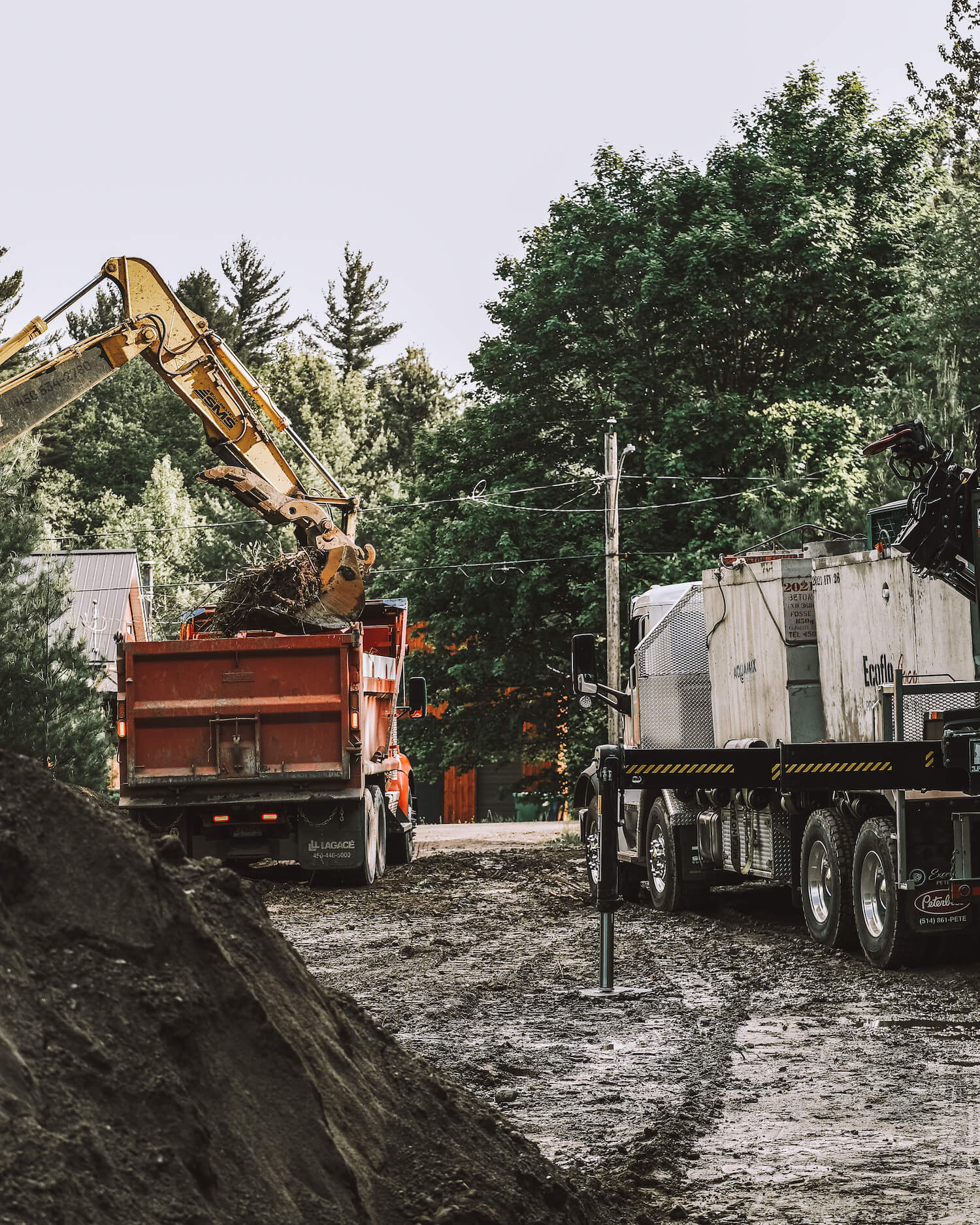 Grues et camion chantier construction