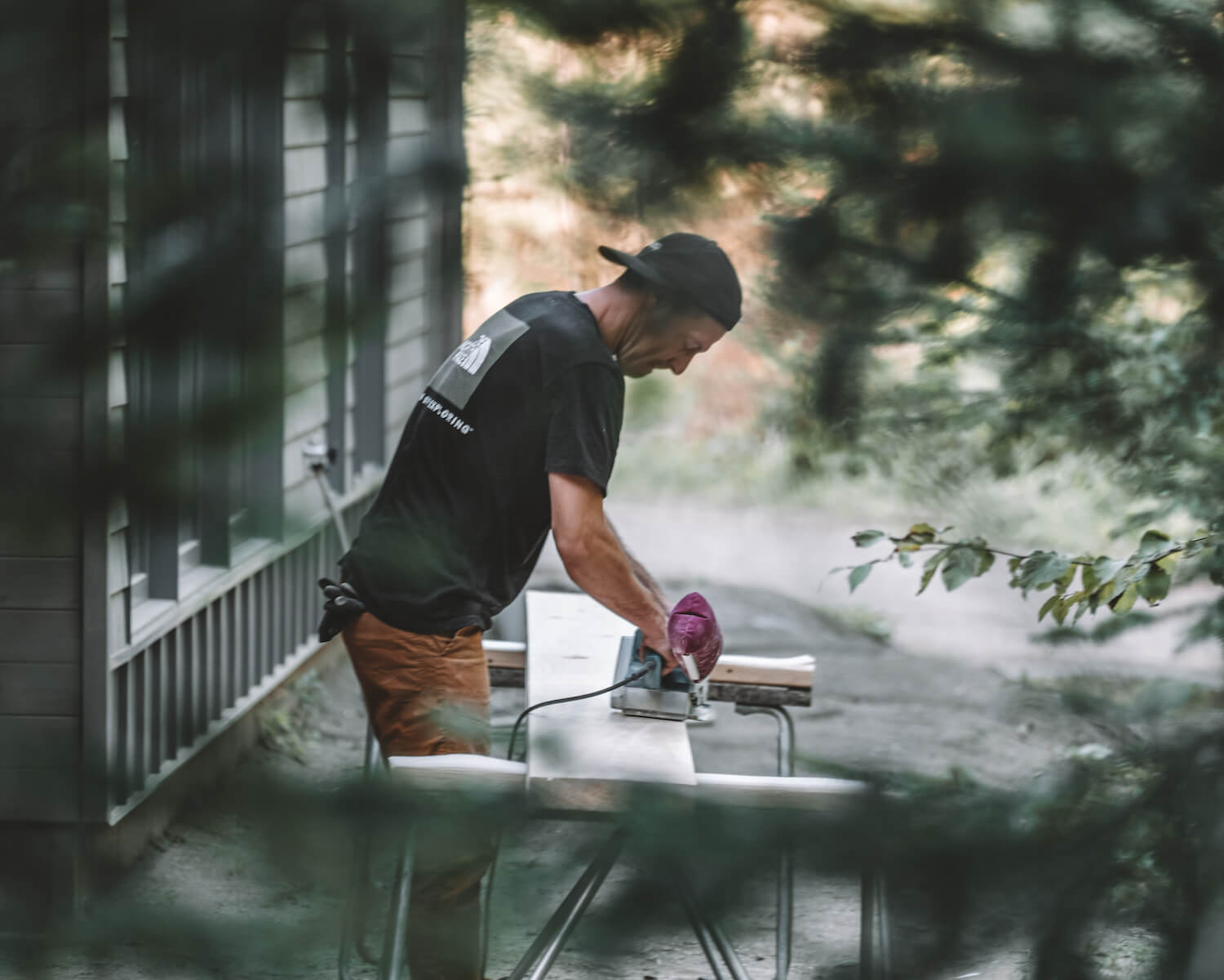 Desjardins x Camp de base homme qui sable du bois - conseils autoconstruction