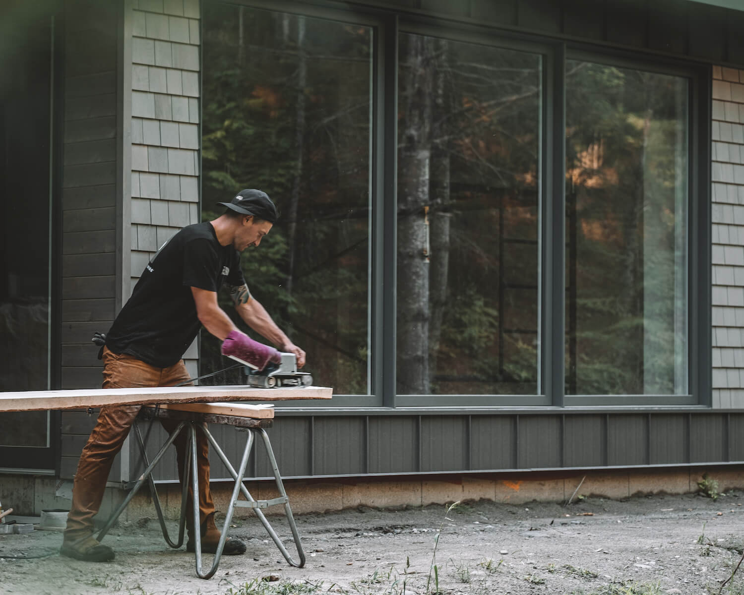 Desjardins x Camp de base homme qui sable du bois - conseils autoconstruction