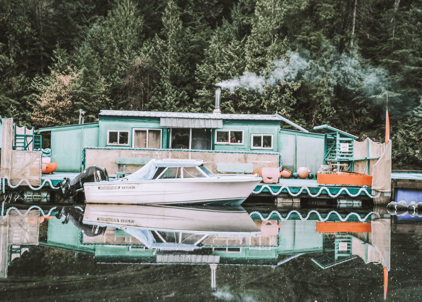 bateau et pavillon sur une île flottante