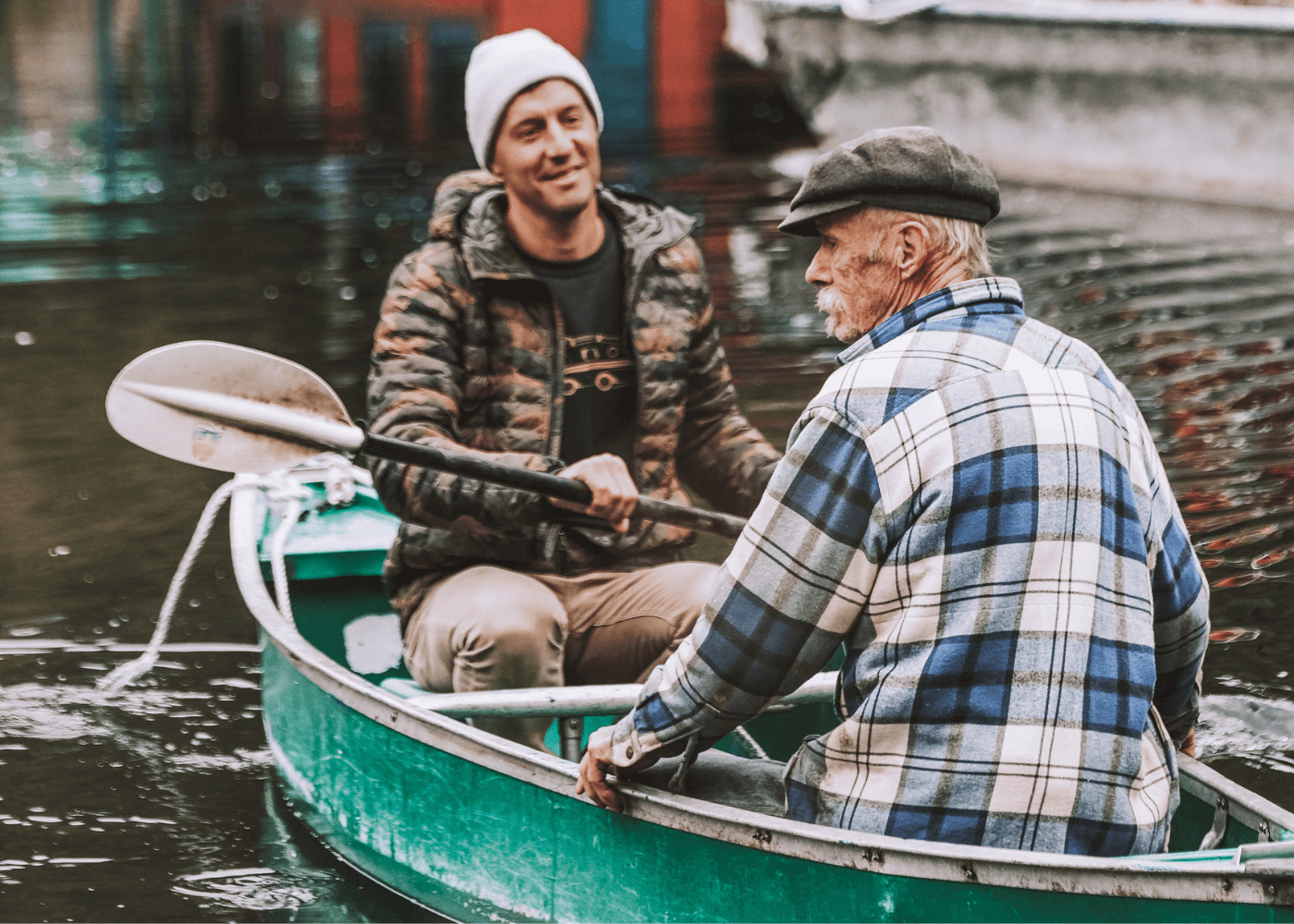 deux hommes en canot