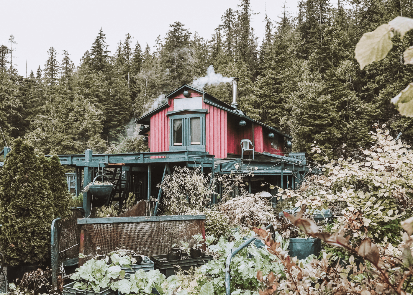 maison rose et bleue sur une île flottante