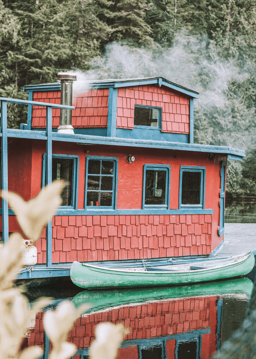 CampDeBase vie sur une île flottante pavillon d'invités rose et bleu flottant