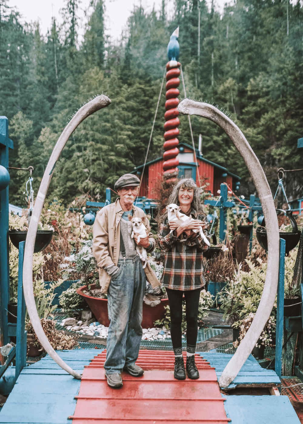 CampDeBase vie sur une île flottante Catherine King et Wayne Adams devant leur maison
