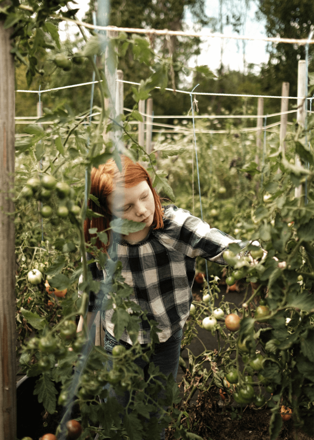 jeune fille rousse dans un jardin