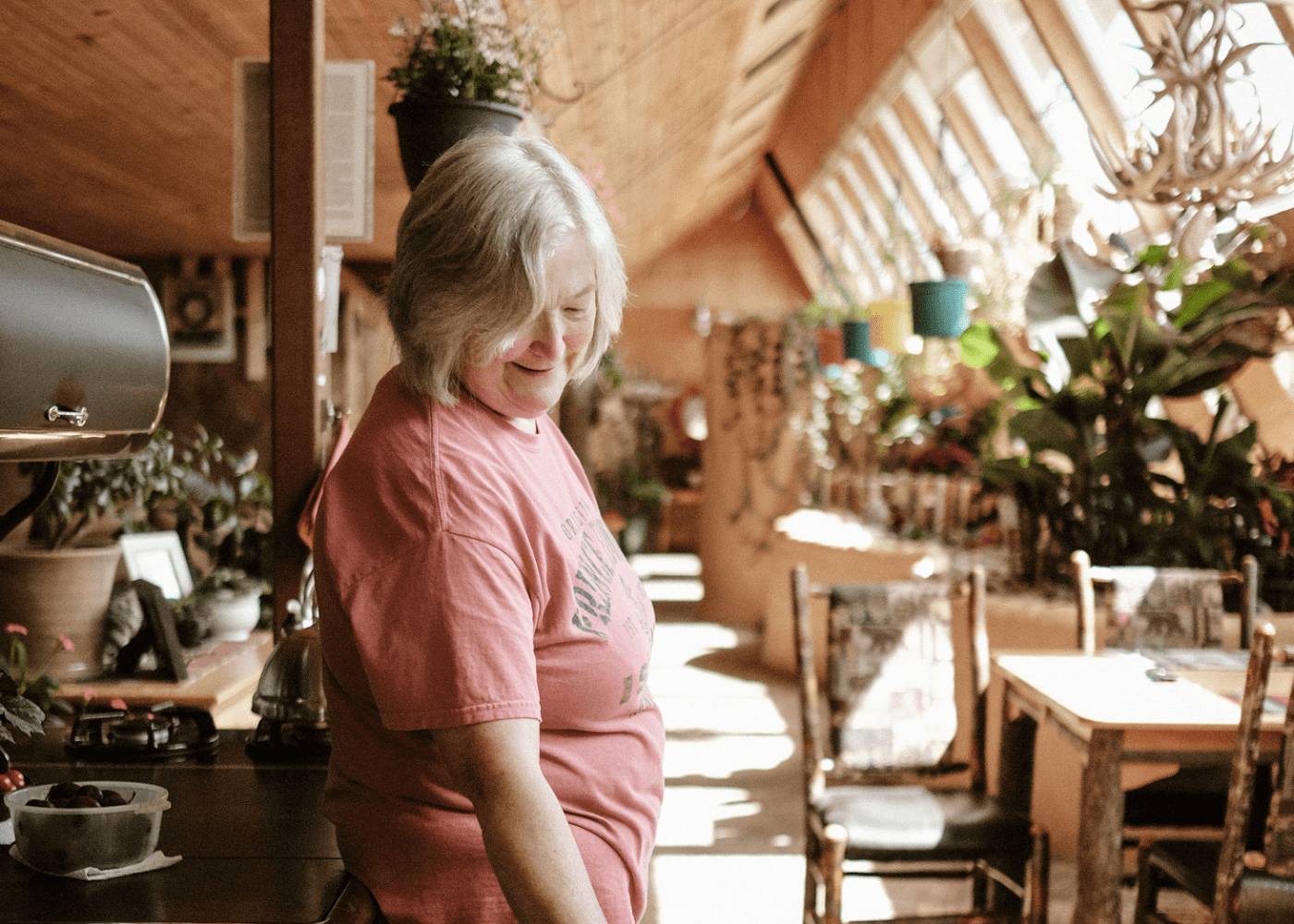 femme dans la serre d'une géonef