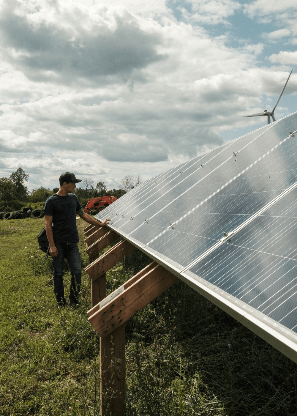 homme avec panneaux solaires